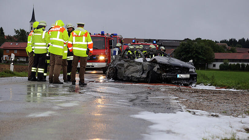 Der BMW-Fahrer krachte gegen den Baumstapel und war vermutlich sofort tot. Die Bilder vom Horror-Crash.
