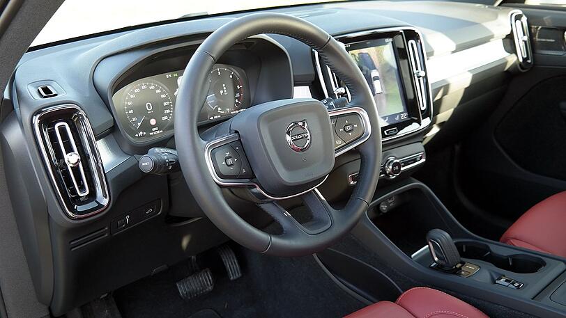Die Armaturen entsprechen dem aktuellen Volvo-Standard, wer sich mit der Marke auskennt, ist im Vorteil.