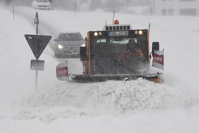 Die Straßen im Bereich Pöring waren teilweise aufgrund von Schneeverwehungen unpassierbar. Mehrere Fahrzeuge, darunter auch ein Tankwagen, blieben stecken.