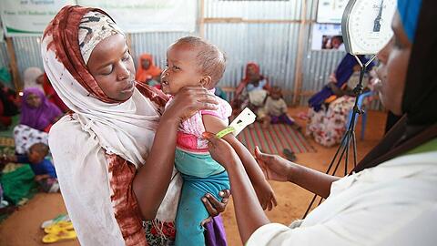 Eine Mutter mit ihrem Kind in Somalia bei einer Untersuchung.