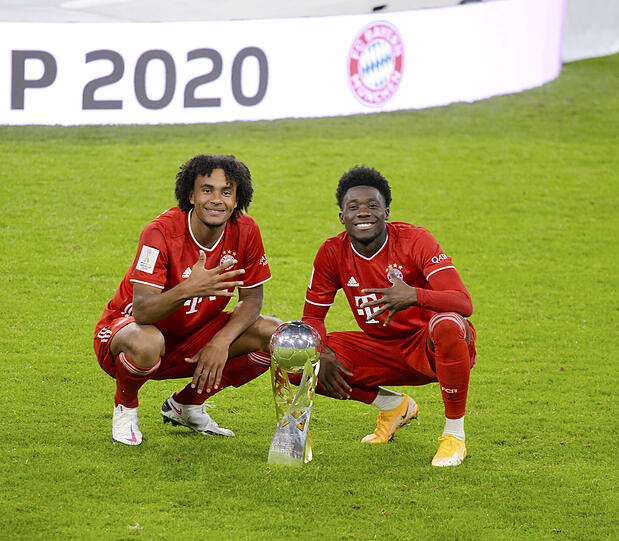 Joshua Zirkzee und Alphonso Davies nach dem Erfolg im Supercup 2020.