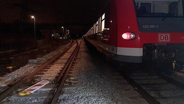 Gefährlich: Eine Warnbake auf dem Gleis der Münchner S-Bahn