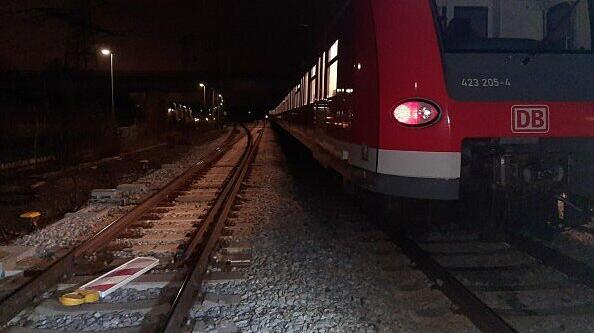 Gefährlich: Eine Warnbake auf dem Gleis der Münchner S-Bahn