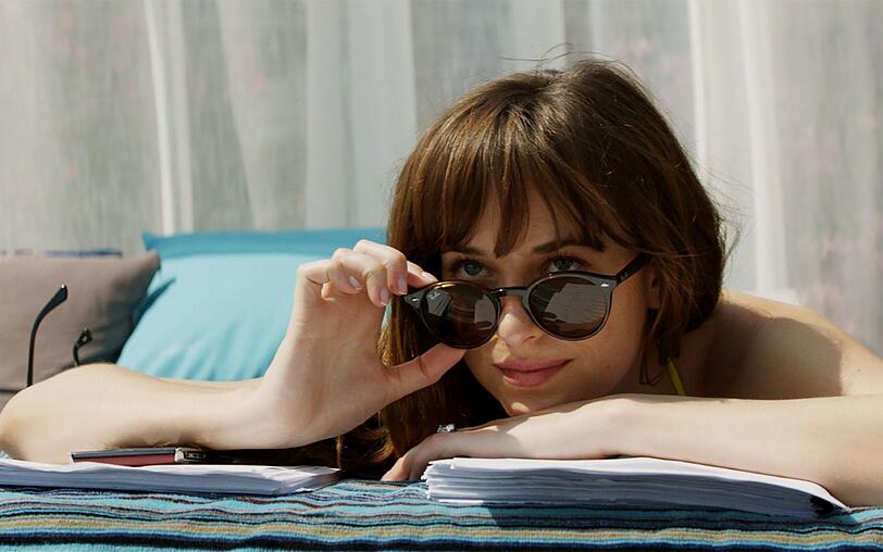 Ana (Dakota Johnson) kann den Blick nicht von ihrem frischgebackenen Ehemann abwenden.