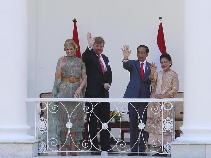 Joko Widodo (2.v.r), Präsident von Indonesien, und seine Frau Iriana (r) empfangen Willem-Alexander, König der Niederlande, und Königin Maxima im Präsidentenpalast.