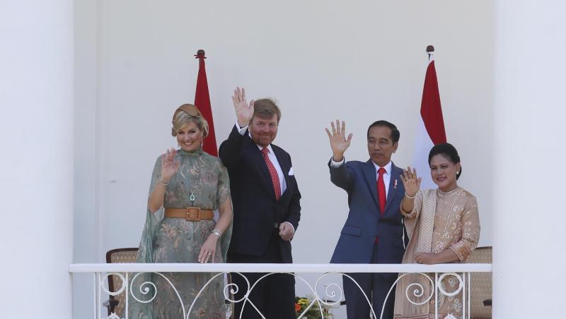 Joko Widodo (2.v.r), Präsident von Indonesien, und seine Frau Iriana (r) empfangen Willem-Alexander, König der Niederlande, und Königin Maxima im Präsidentenpalast. Joko Widodo (2.v.r), Präsident von Indonesien, und seine Frau Iriana (r) empfangen Willem-Alexander, König der Niederlande, und Königin Maxima im Präsidentenpalast.