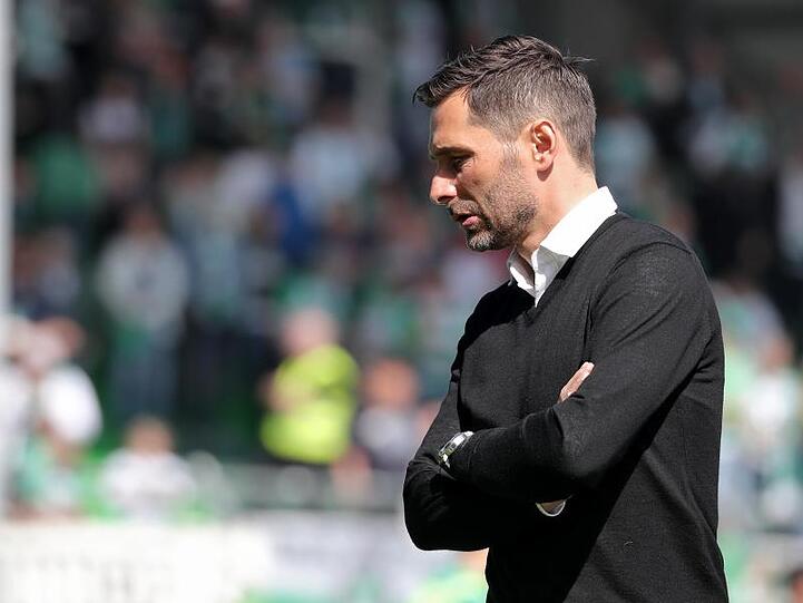 Der Fürther Trainer Stefan Leitl geht vor Spielbeginn über den Rasen. Foto: Daniel Karmann/Archivbild