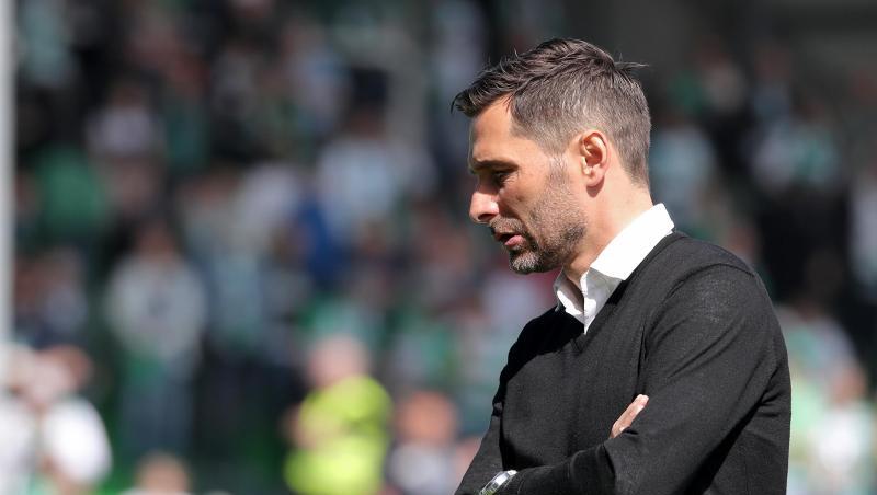 Der Fürther Trainer Stefan Leitl geht vor Spielbeginn über den Rasen. Foto: Daniel Karmann/Archivbild Der Fürther Trainer Stefan Leitl geht vor Spielbeginn über den Rasen. Foto: Daniel Karmann/Archivbild