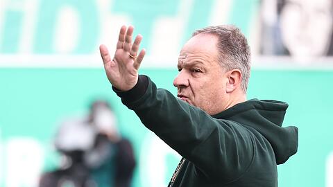 Der Fürther Trainer Alexander Zorniger steht vor Spielbeginn auf dem Platz.