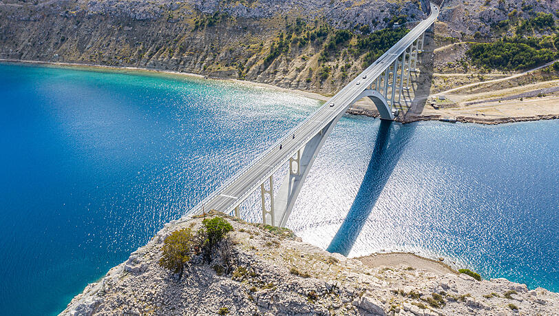 Im wahrsten Sinne des Wortes führen alle Wege nach Krk: vom Festland über die Krk-Brücke, vom Meer aus mit Schiffen zu Häfen oder kleinen Häfen sowie mit Fähren zum Hafen von Valbiska. Im wahrsten Sinne des Wortes führen alle Wege nach Krk: vom Festland über die Krk-Brücke, vom Meer aus mit Schiffen zu Häfen oder kleinen Häfen sowie mit Fähren zum Hafen von Valbiska.