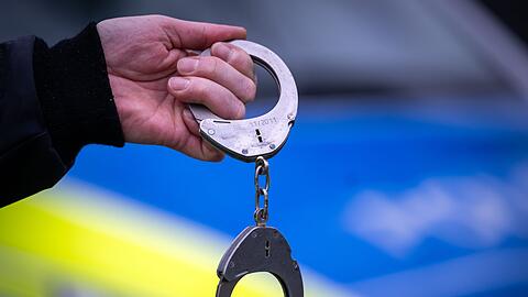 Die Polizei hat einen Mann festgenommen, der im Streit mit einem Glas auf seinen Kontrahenten eingeschlagen haben soll. (Symbolbild)