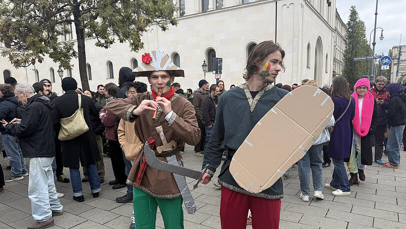 Für humorvollen Protest haben sich Julian Berg (21, r.) und Philipp Harrer (20) entschiede, beide studieren und mimen hier Schafkopf-Karten unter dem Motto "Eichel sticht". Für humorvollen Protest haben sich Julian Berg (21, r.) und Philipp Harrer (20) entschiede, beide studieren und mimen hier Schafkopf-Karten unter dem Motto "Eichel sticht".