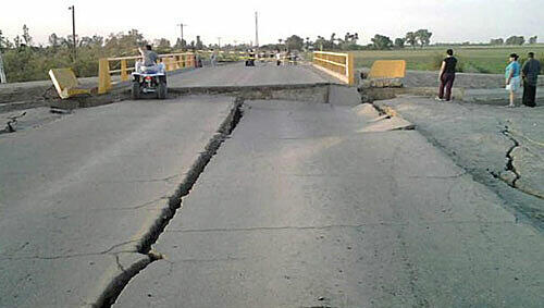 Aufgerissenen Straßen in Mexiko nach dem Erdbeben mit der Stärke von 7,2 Aufgerissenen Straßen in Mexiko nach dem Erdbeben mit der Stärke von 7,2