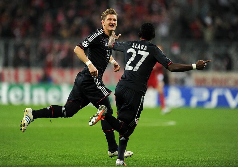 BASTIAN SCHWEINSTEIGER: Note 1. Le Chef! Lehrbuch-Freistoß zum 1:0. &bdquo;Fußballgott&ldquo; darf auch mal einen Gegner tunneln, auch zweimal. Trägt das Haar wieder voller. Sieht auch gut aus.