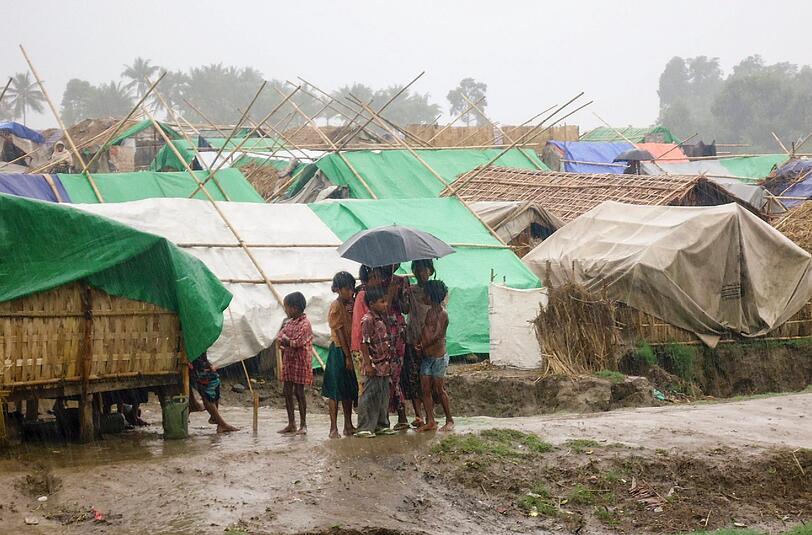 Kinder in einem Flüchtlingscamp. Tausende sind auf der Flucht vor dem Zyklon "Mahasen" im Golf von Bengalen.