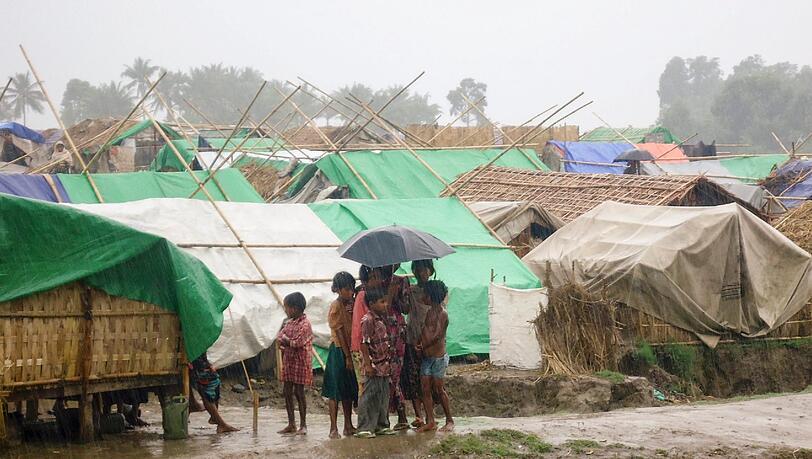 Kinder in einem Flüchtlingscamp. Tausende sind auf der Flucht vor dem Zyklon "Mahasen" im Golf von Bengalen. Kinder in einem Flüchtlingscamp. Tausende sind auf der Flucht vor dem Zyklon "Mahasen" im Golf von Bengalen.