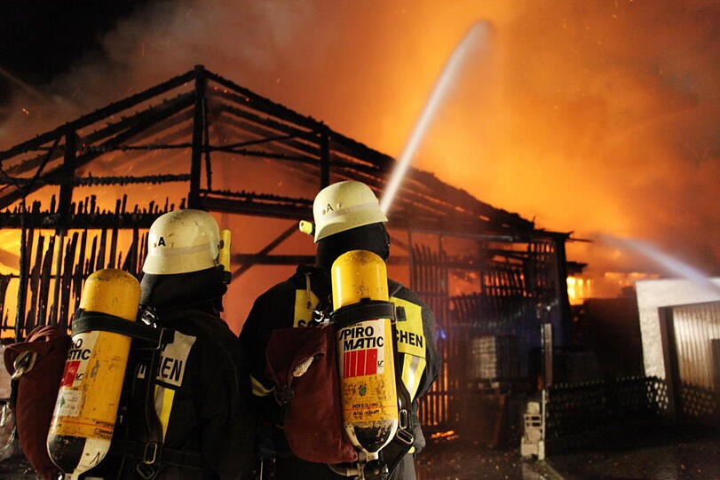 Die Feuerwehr konnte ein Abbrennen der Lagerhalle nicht mehr verhindern.
