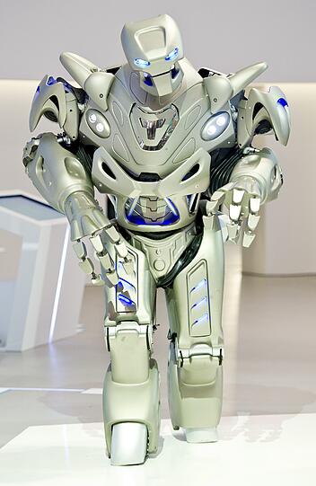 Der Roboter "Titan" der Firma Cyberstein Robots Ltd läuft zum Siemens Stand auf der Hannover Messe in Hannover (Niedersachsen). Die Industriemesse findet vom 7. bis 11. April 2014 statt.
