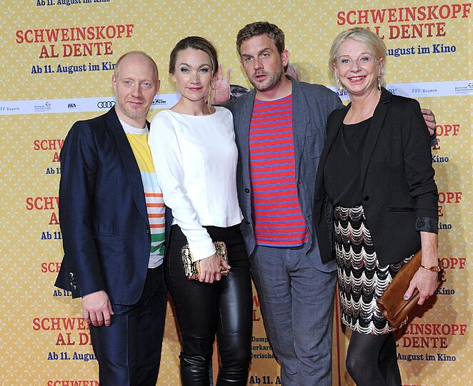 Simon Schwarz, Lisa Maria Potthoff und Sebastian Bezzel mit der Autorin Rita Falk