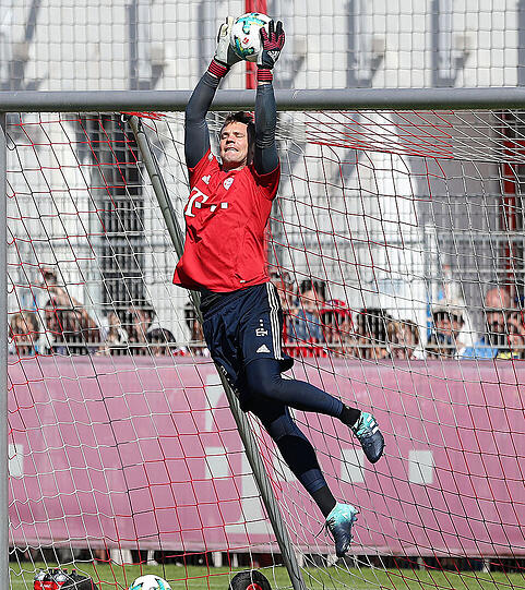 Auf dem Weg zurück ins Bayern-Tor: Manuel Neuer.
