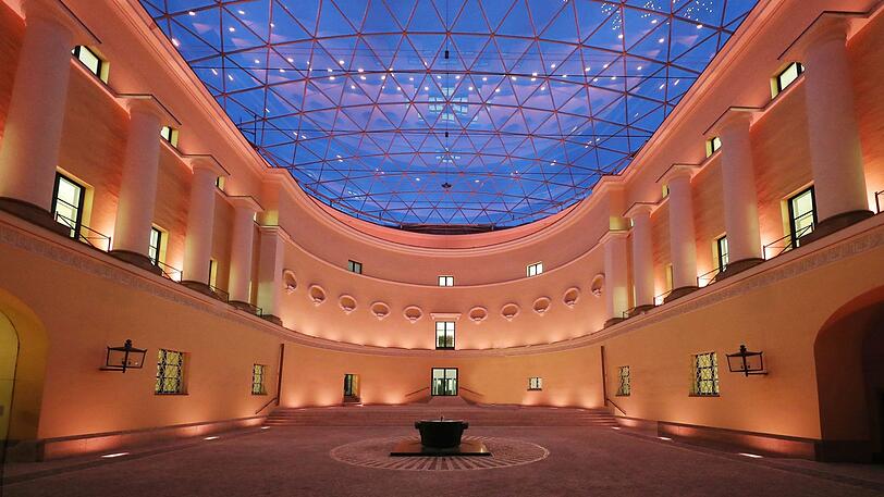 Der Innenhof des Innenministeriums ist der letzte Rest des legendären Odeon &ndash; Münchens altem Konzertsaal. Er gab dem Odeonsplatz den Namen.