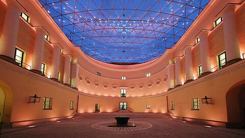 Der Innenhof des Innenministeriums ist der letzte Rest des legendären Odeon &ndash; Münchens altem Konzertsaal. Er gab dem Odeonsplatz den Namen.