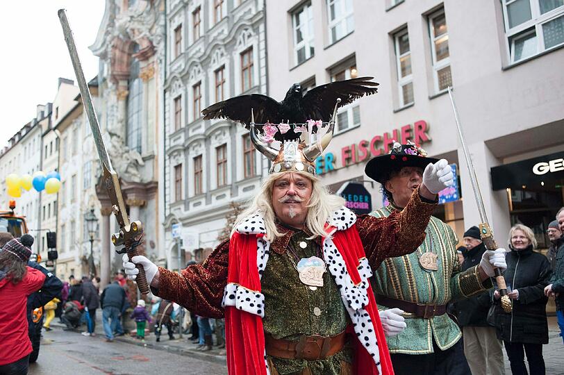 Die Damischen Ritter in Aktion: Impressionen vom Faschingszug durch die Altstadt am Sonntag.