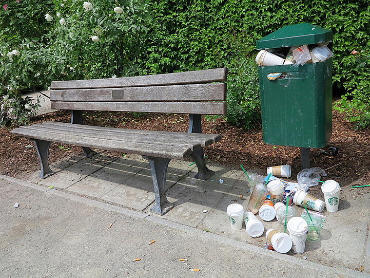 Am Wochenende zieht es die Münchner in die Parks. Ihren Müll drapieren sie derweil kunstvoll um die überquellenden Eimer im Hofgarten.