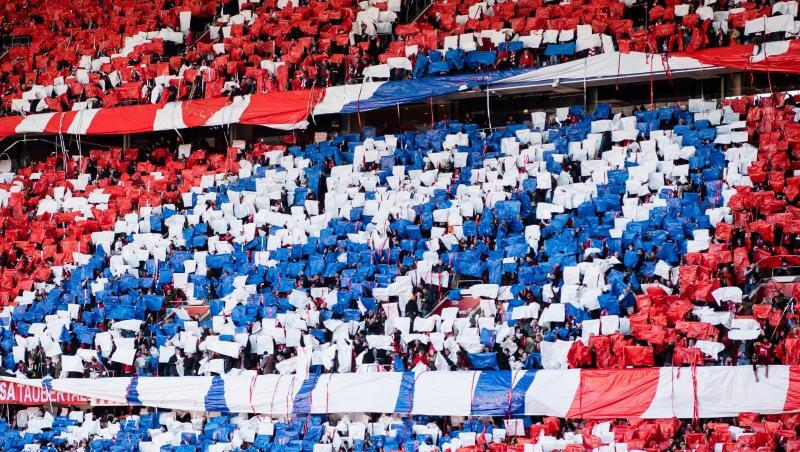 Fans halten blaue, weiße und rote Zettel hoch, die zusammen das Logo des FC Bayern ergeben. Foto: Matthias Balk/dpa/Archivbild Fans halten blaue, weiße und rote Zettel hoch, die zusammen das Logo des FC Bayern ergeben. Foto: Matthias Balk/dpa/Archivbild