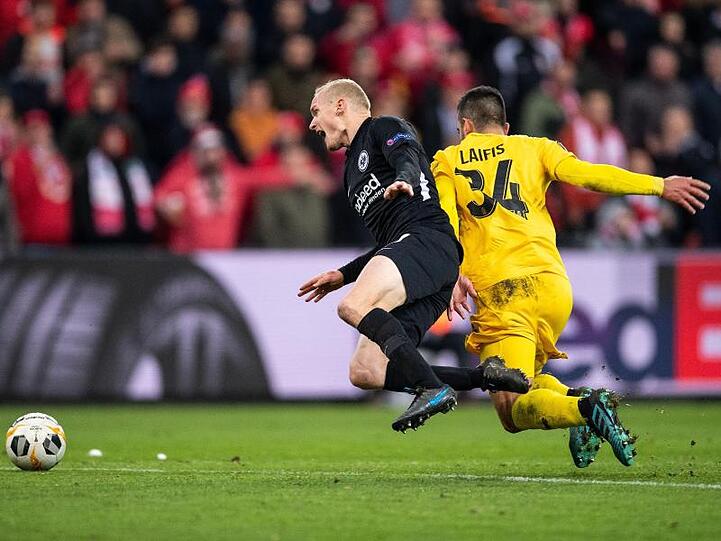 Lüttichs Kostas Laifis (r) foult Eintracht-Spieler Sebastian Rode.