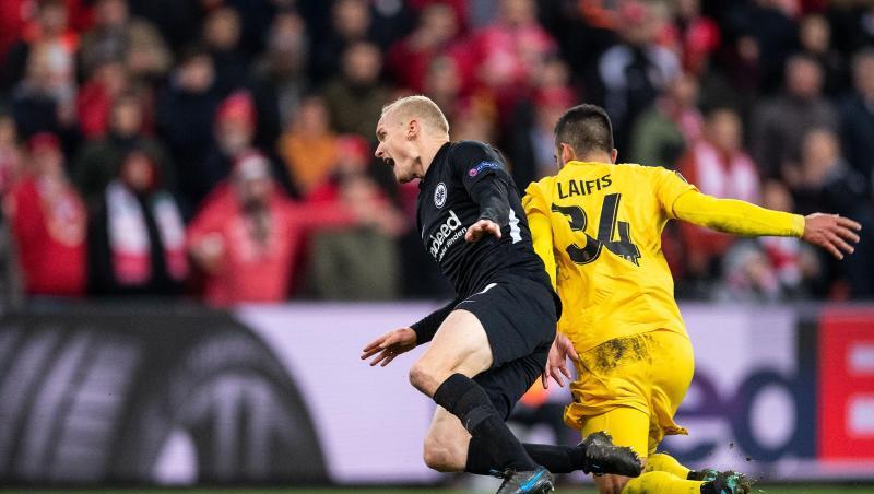 Lüttichs Kostas Laifis (r) foult Eintracht-Spieler Sebastian Rode. Lüttichs Kostas Laifis (r) foult Eintracht-Spieler Sebastian Rode.