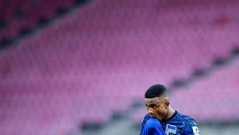 Berlins Jhon Cordoba wischt sich mit seinem Trikot das Gesicht ab.