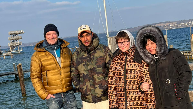 Als eine Rakete ihr Nachbarhaus im ukrainischen Odessa zerstört hat, sind sie "einfach losgerannt" – und nach achttägiger Flucht bei Mike Thiel (l.) am Ammersee angekommen: Abed (2. v. l.), Karina und Natasha (r.) wohnen jetzt beim Radio-Moderator und seiner Familie.