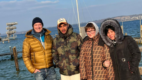 Als eine Rakete ihr Nachbarhaus im ukrainischen Odessa zerstört hat, sind sie "einfach losgerannt" – und nach achttägiger Flucht bei Mike Thiel (l.) am Ammersee angekommen: Abed (2. v. l.), Karina und Natasha (r.) wohnen jetzt beim Radio-Moderator und seiner Familie.