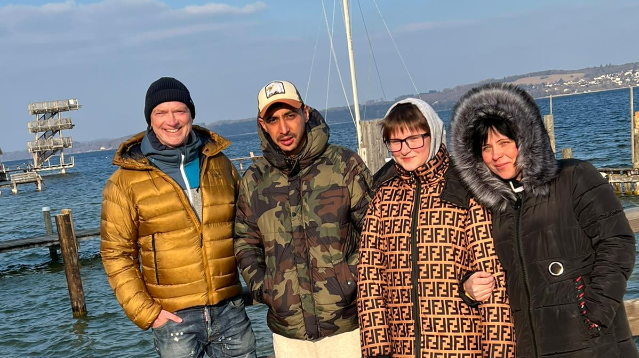 Als eine Rakete ihr Nachbarhaus im ukrainischen Odessa zerstört hat, sind sie "einfach losgerannt" – und nach achttägiger Flucht bei Mike Thiel (l.) am Ammersee angekommen: Abed (2. v. l.), Karina und Natasha (r.) wohnen jetzt beim Radio-Moderator und seiner Familie.