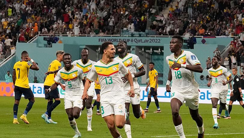Senegals Ismaila Sarr (r) jubelt nach seinem Treffer zum 1:0 mit seinen Mitspielern.