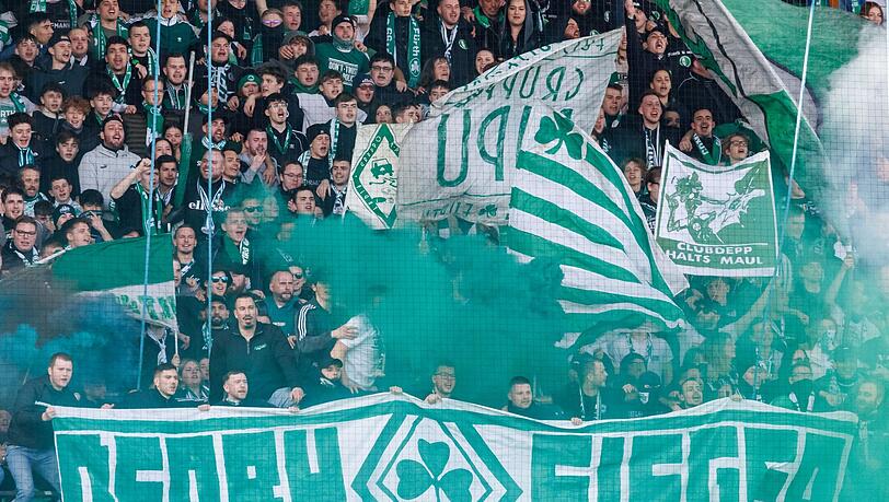 Der Fürther Fans jubeln über den Derby-Sieg.