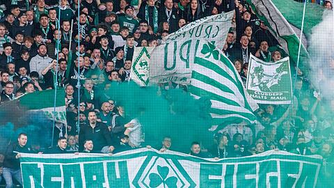 Der Fürther Fans jubeln über den Derby-Sieg.