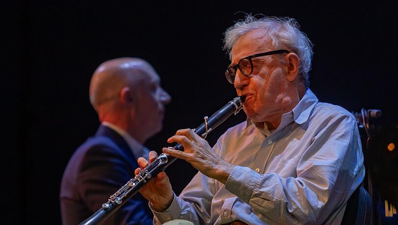 Woody Allen (M), Filmregisseur aus den Vereinigten Staaten, spielt Klarinette bei der 55. Ausgabe des Voll-Damm Barcelona Jazz Festivals im Theater Tivoli.