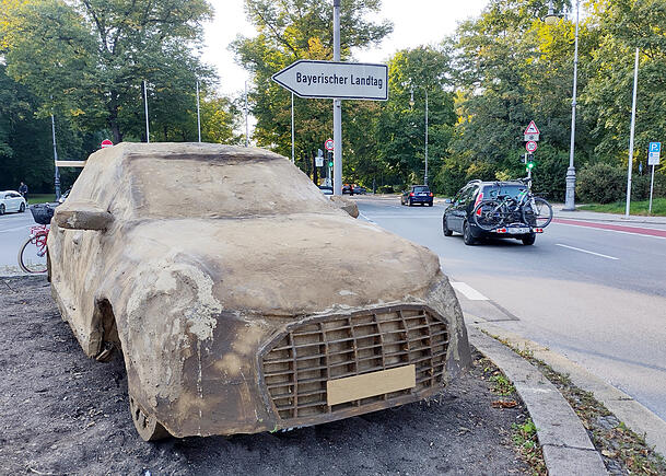 Auch hier am Europaplatz modert eine SUV-Skulptur ein Jahr lang vor sich hin.