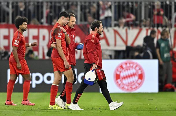 Aleksandar Pavlovic verletzte sich gegen Stuttgart am Schlüsselbein. Aleksandar Pavlovic verletzte sich gegen Stuttgart am Schlüsselbein.