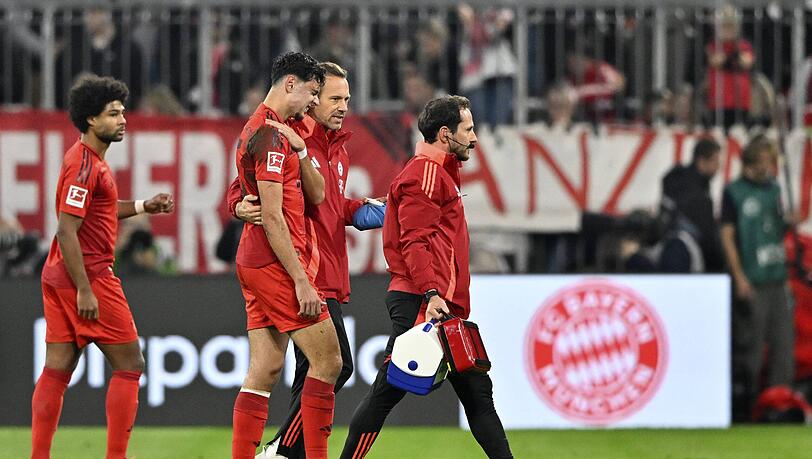 Aleksandar Pavlovic verletzte sich gegen Stuttgart am Schlüsselbein. Aleksandar Pavlovic verletzte sich gegen Stuttgart am Schlüsselbein.