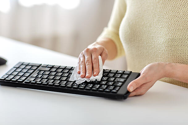 Wer seine elektronischen Geräte sauber macht, sollte dabei auch immer an die Tastatur denken. (Symbolbild)