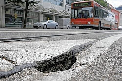 Der Grund für den Ausfall der Straßenbahnlinie 8: ein Riss in der Straße. Daneben senkt sich die Fahrbahn ab.