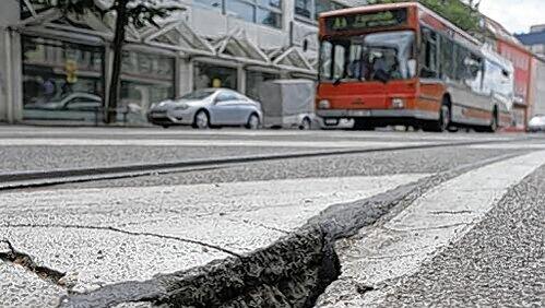 Der Grund für den Ausfall der Straßenbahnlinie 8: ein Riss in der Straße. Daneben senkt sich die Fahrbahn ab. Der Grund für den Ausfall der Straßenbahnlinie 8: ein Riss in der Straße. Daneben senkt sich die Fahrbahn ab.