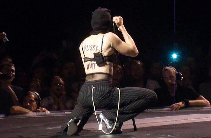 Bei einem Konzert in Moskau kam Madonna mit einer Skimütze auf die Bühne, auf ihrem Rücken steht in großen Lettern "Pussy Riot".