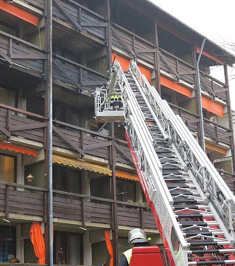 Ein heftiger Brand in einem Seniorenheim in Hohenbrunn hat am Montag ein Todesopfer und zahlreiche Verletzte gefordert. Die Bilder vom Unglücksort.