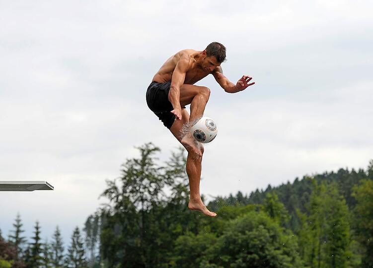 Die Löwen beim Turmspringen im Trainingslager. Sehen Sie hier die spektakulären Bilder.
