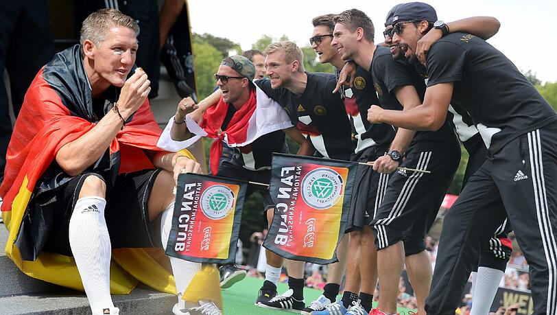 Die Weltmeister sind gelandet und feiern am Brandenburger Tor mit rund 400 000 Fans den vierten WM-Titel für Deutschland. Die Bilder vom Empfang in Berlin. Die Weltmeister sind gelandet und feiern am Brandenburger Tor mit rund 400 000 Fans den vierten WM-Titel für Deutschland. Die Bilder vom Empfang in Berlin.