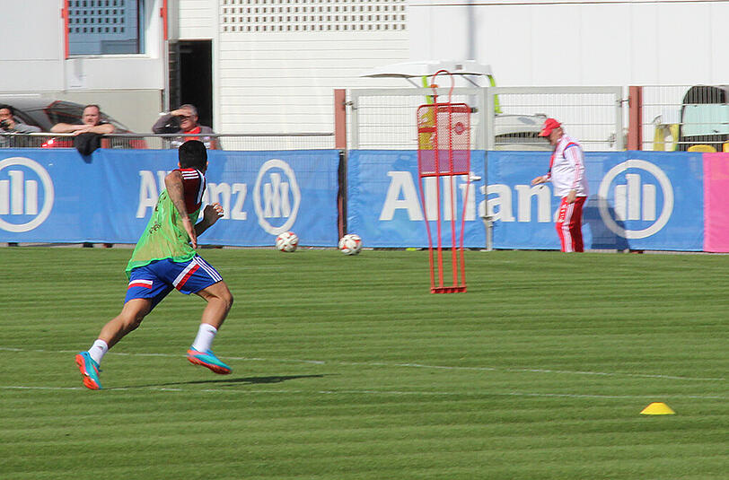 Der FC Bayern absolvierte vor den Augen von Zinedine Zidane eine lockere Trainingseinheit.